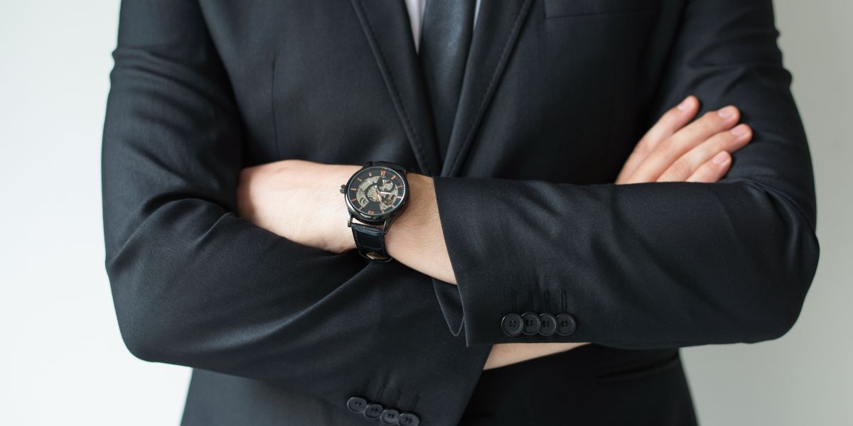 бизнесмен и часы на руке (время - деньги)