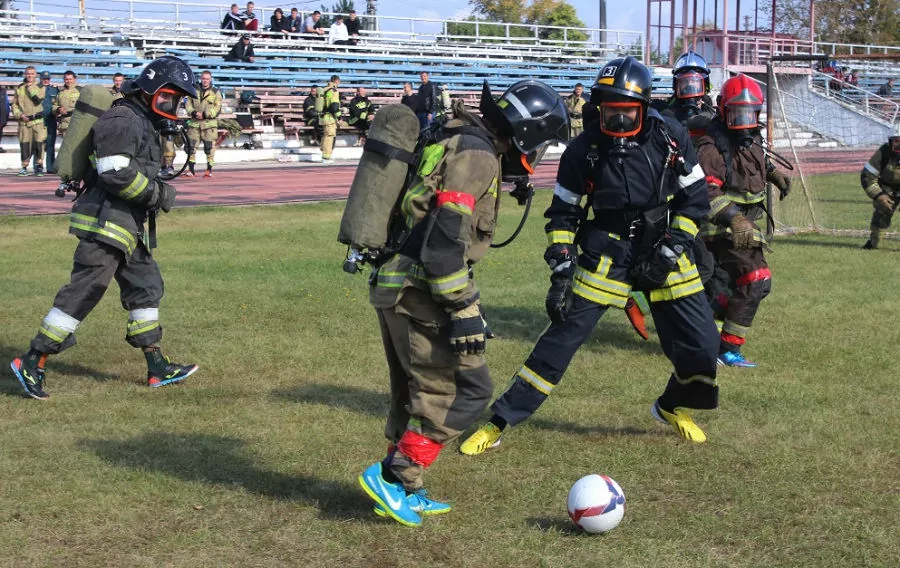 Пожарные играют в футбол (ВДПО)