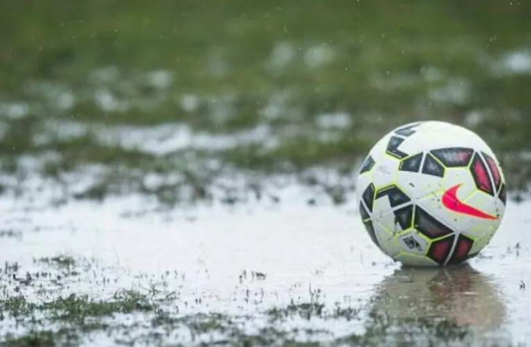Погода в футболе: Как влияет на ставку дождь, ветер и снег